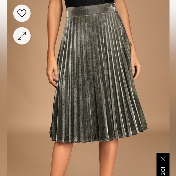 Lulu’s star shine pleated gold midi skirt. NWT size XL - Picture 2 of 7